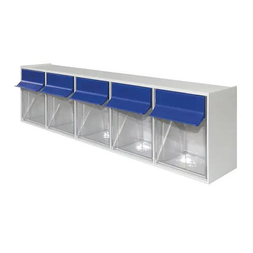 Ein Spritzen und Kanülenspender mit fünfBehältern mit durchsichtiger Plasikfront und blauen Klappdeckeln. Der Spender befindet sich auf weißen Hintergrund .jpg